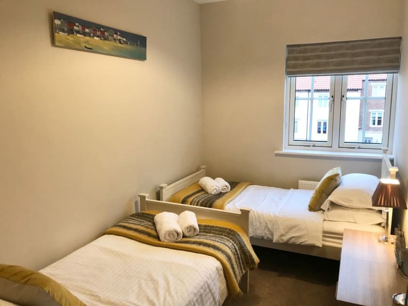 Bedroom with twin single beds | Harbourside House, Whitby