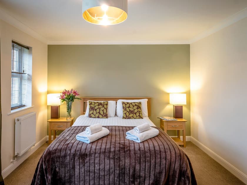 Comfortable double bedroom | Ladybird Cottage - Lakeview Cottages, Bridgwater