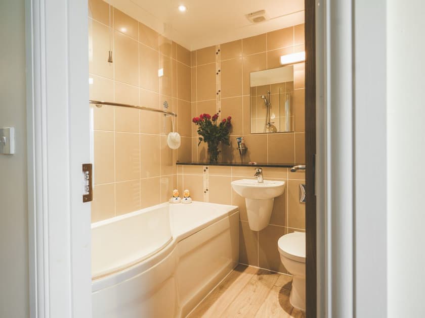 Well presented bathroom | Ladybird Cottage - Lakeview Cottages, Bridgwater
