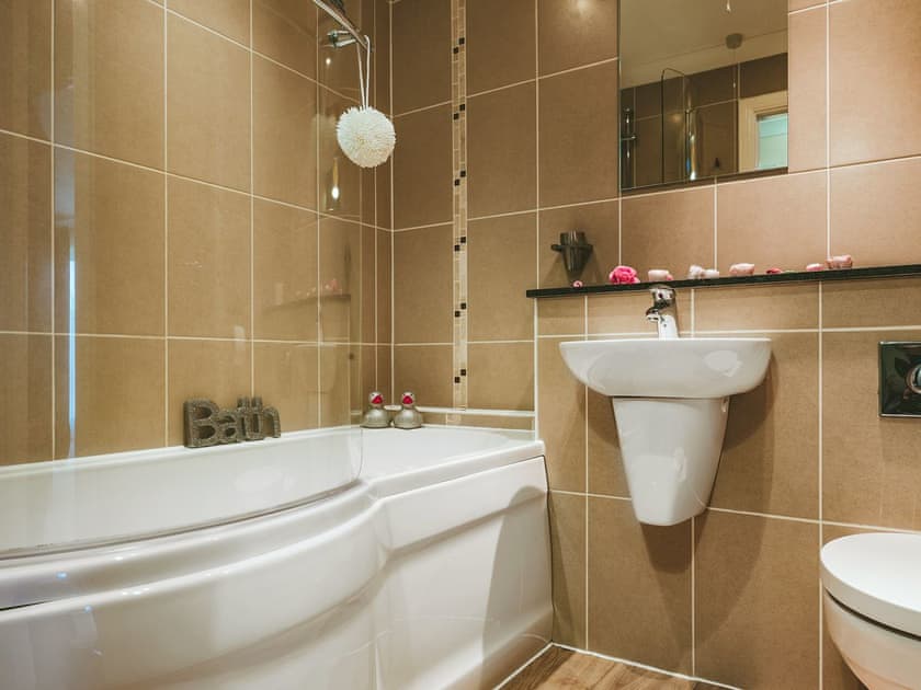 Well presented bathroom | Ladybird Cottage - Lakeview Cottages, Bridgwater