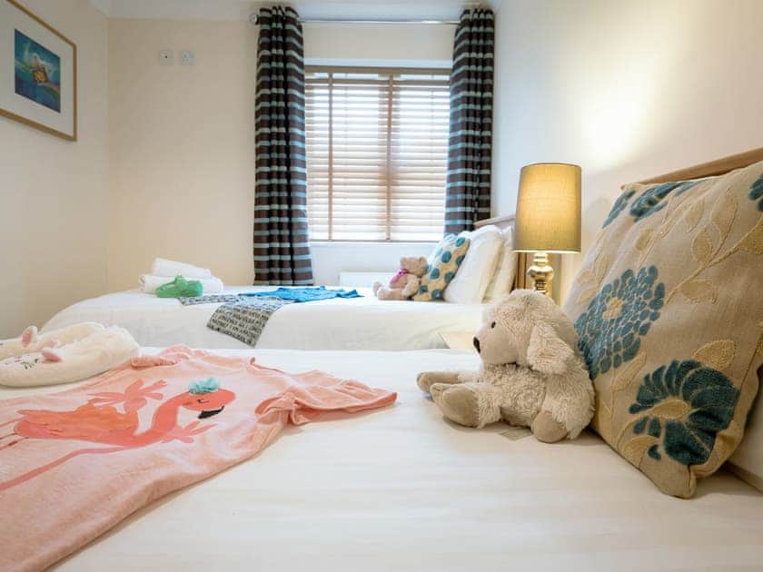 Twin bedroom | Dragonfly Cottage - Lakeview Cottages, Bridgwater
