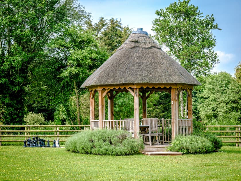 Garden and grounds | Dragonfly Cottage - Lakeview Cottages, Bridgwater