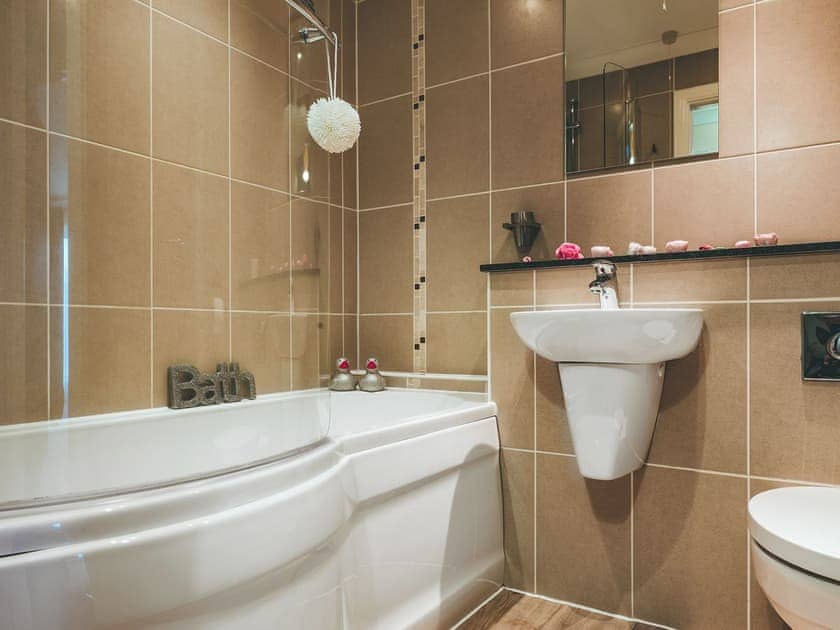 Bathroom | Dragonfly Cottage - Lakeview Cottages, Bridgwater