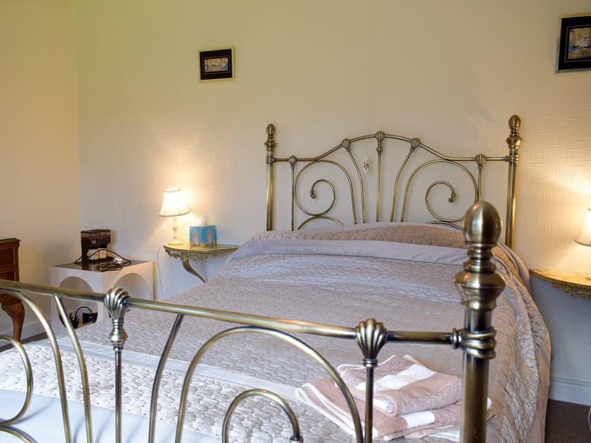 Tranquil double bedroom | Kinverley, Walton, near Kington