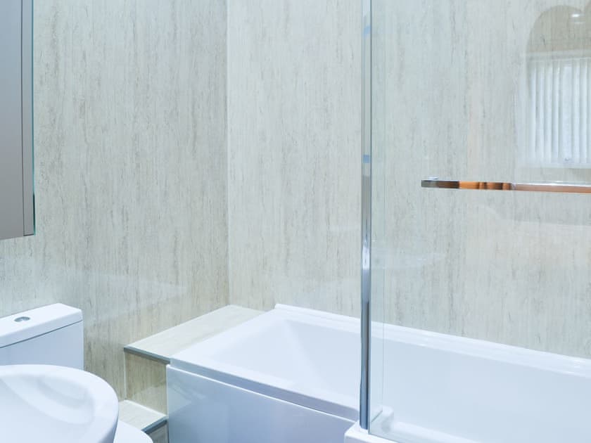 Ensuite with shower over the bath | Heckley Stable Cottage - Heckley Cottages, Alnwick