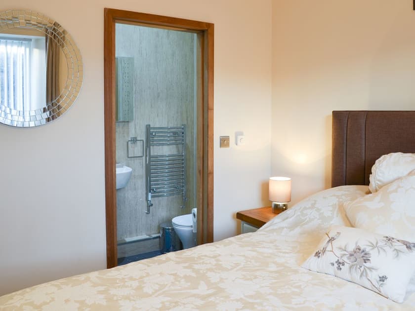 Bedroom with en-suite facilities | Heckley Stable Cottage - Heckley Cottages, Alnwick