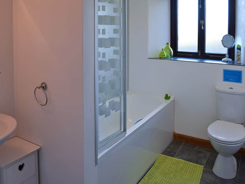 Bathroom | Eglos Derry Farm Cottage - Burnuick Farm Cottages, Gunwalloe, near Helston