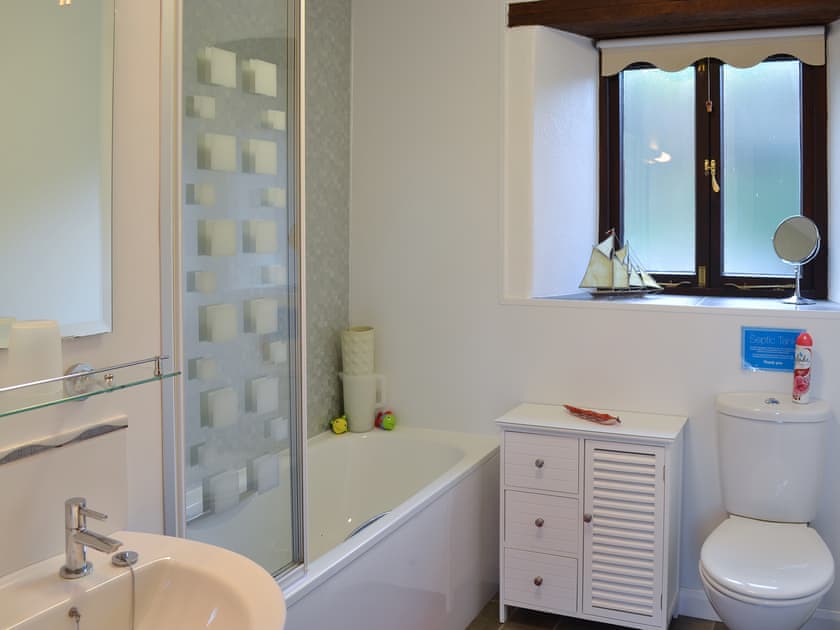 Bathroom with shower over the bath | Little Content Farm Cottage - Burnuick Farm Cottages, Gunwalloe, near Helston
