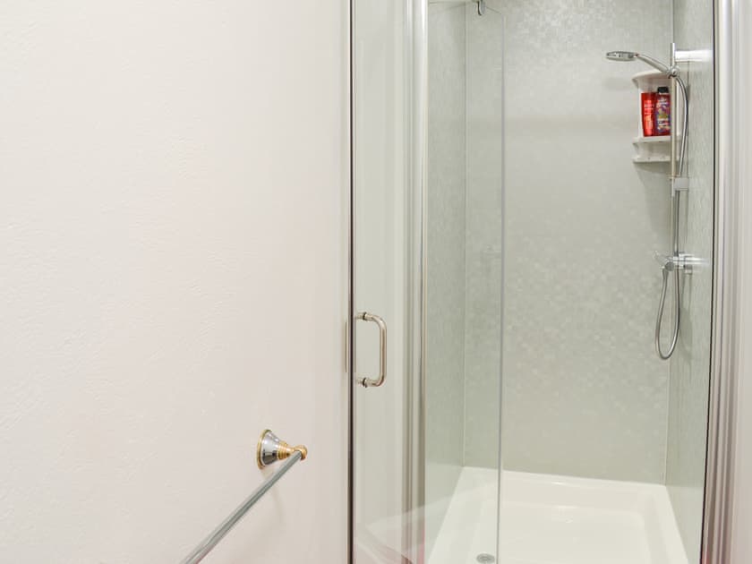 En-suite shower room | Little Content Farm Cottage - Burnuick Farm Cottages, Gunwalloe, near Helston