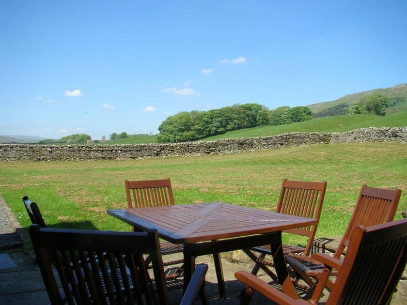 Paved patio area with outdoor furniture | Shepherd’s Cottage, Longshaw near Hawes