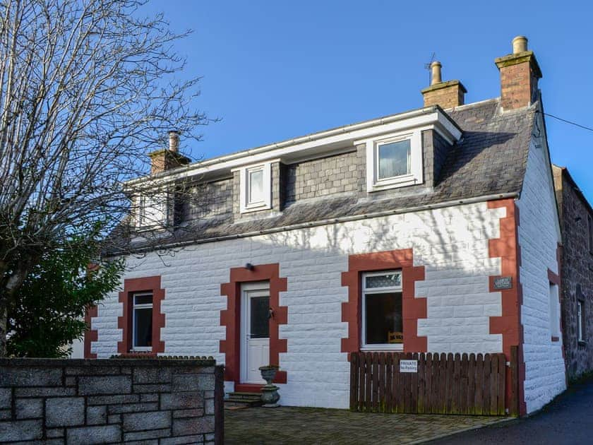 Tawny Cottage In Wester Essendy Near Blairgowrie Perthshire