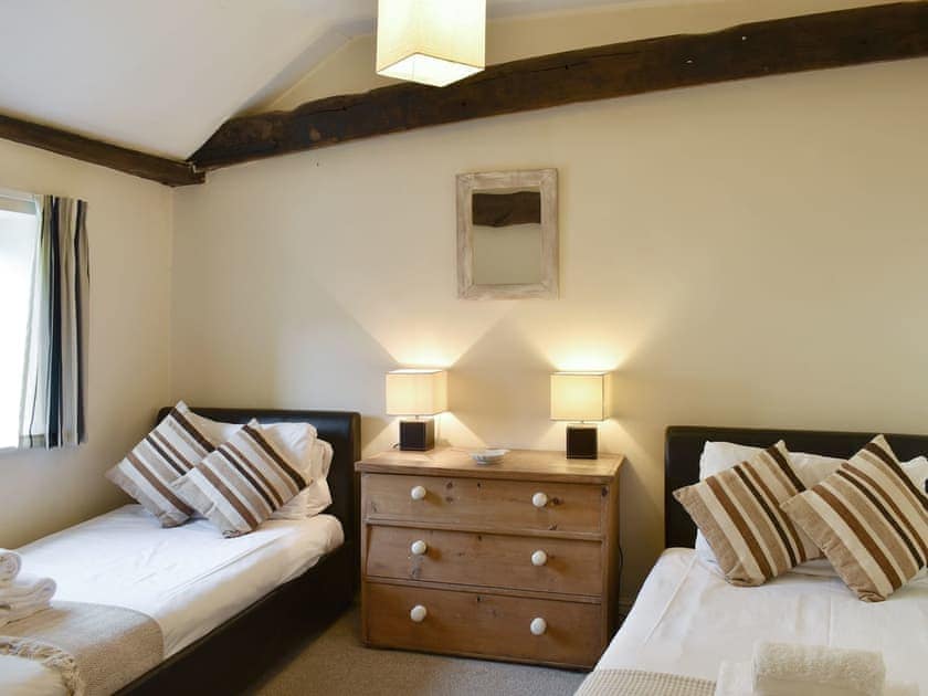 Good-sized twin bedroom | Manor Cottage, Stiffkey, near Wells-next-the-Sea