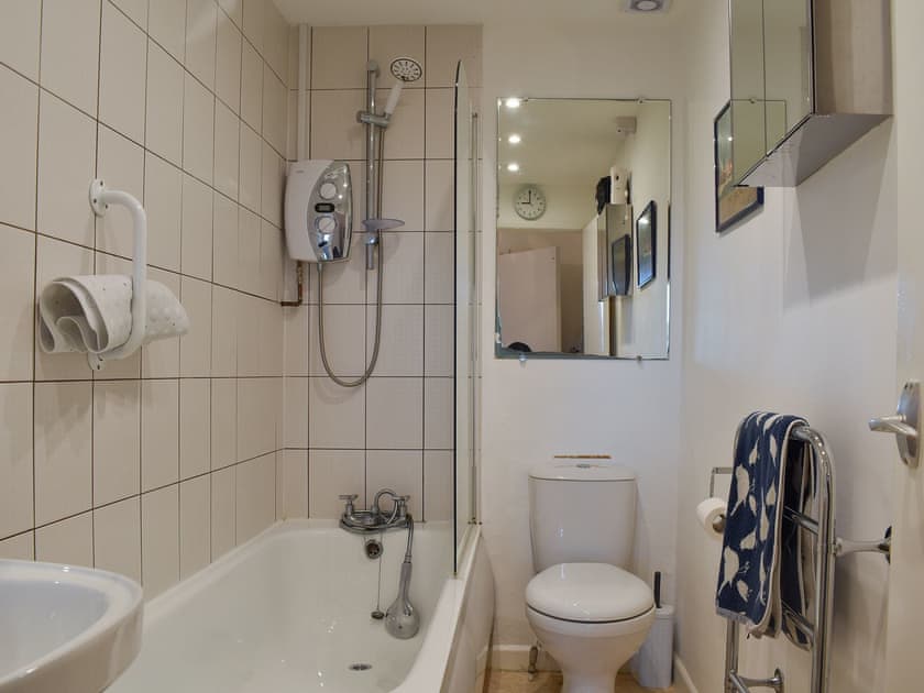 Bathroom | Flat 2 Beach View - Moray Apartments, Lowestoft