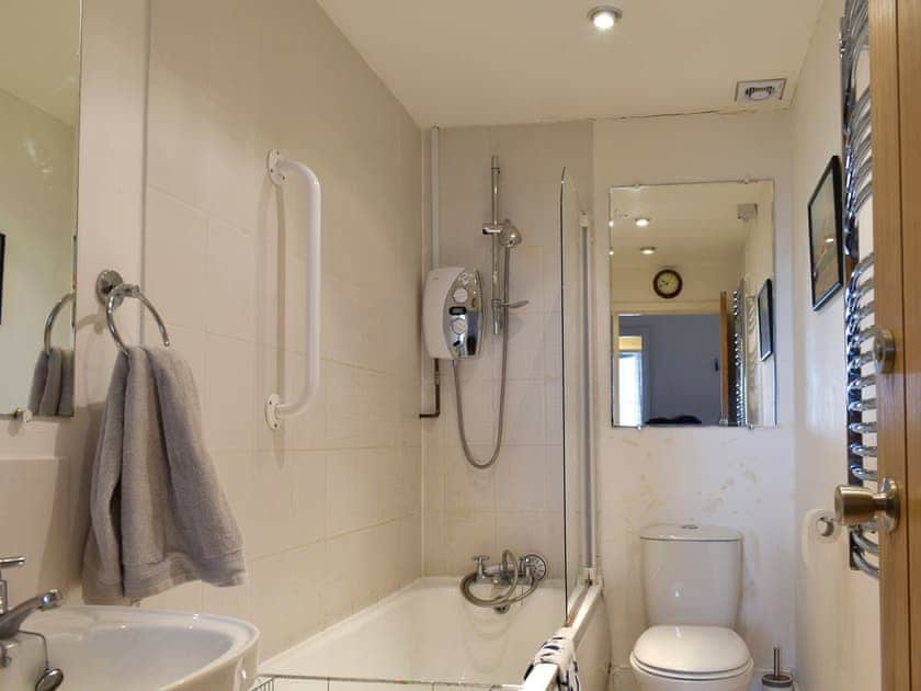 Family bathroom with shower over bath | Flat 3 Sea View - Moray Apartments, Lowestoft