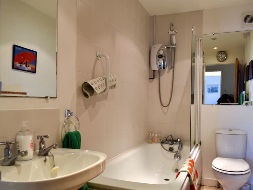 Bathroom | Flat 4 Horizon View - Moray Apartments, Lowestoft