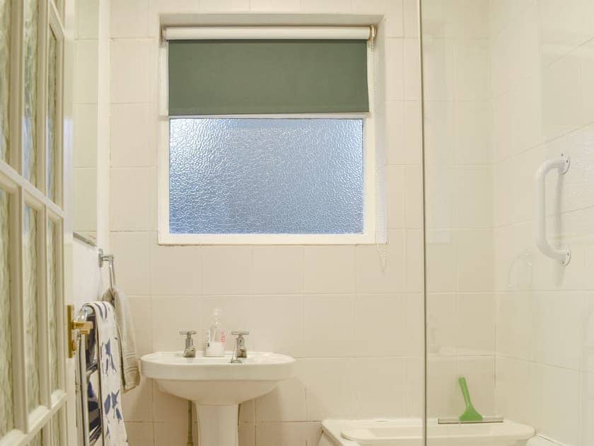 Bathroom | Flat 1 Garden View - Moray Apartments, Lowestoft