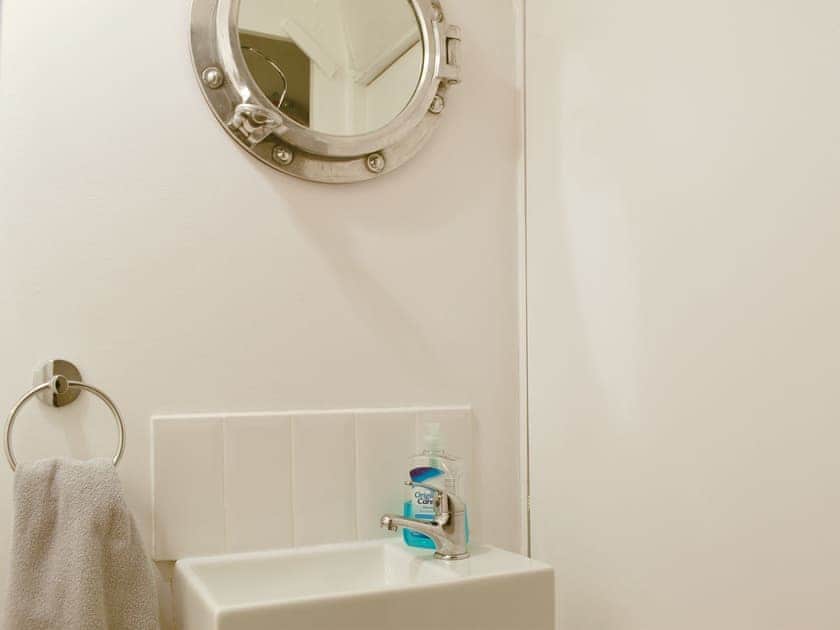 Bathroom | Flat 1 Garden View - Moray Apartments, Lowestoft