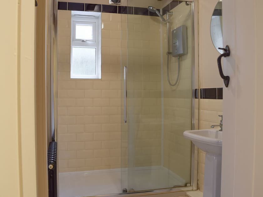 Shower room | Lovely Old Cottage, Stratford-Upon-Avon