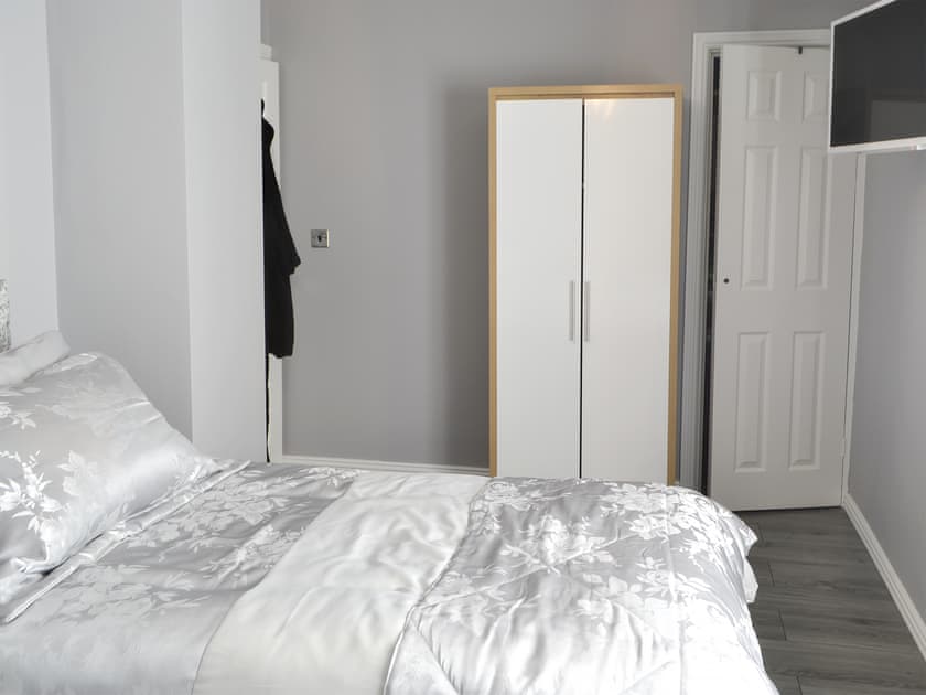Spacious twin bedroom | Seashells by the Sea - Seashore Hideaway and Seashells by the Sea, Newbiggin-by-the-Sea