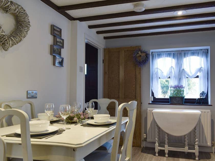 Convenient dining area within kitchen | Wilma Cottage, Geldeston, near Beccles