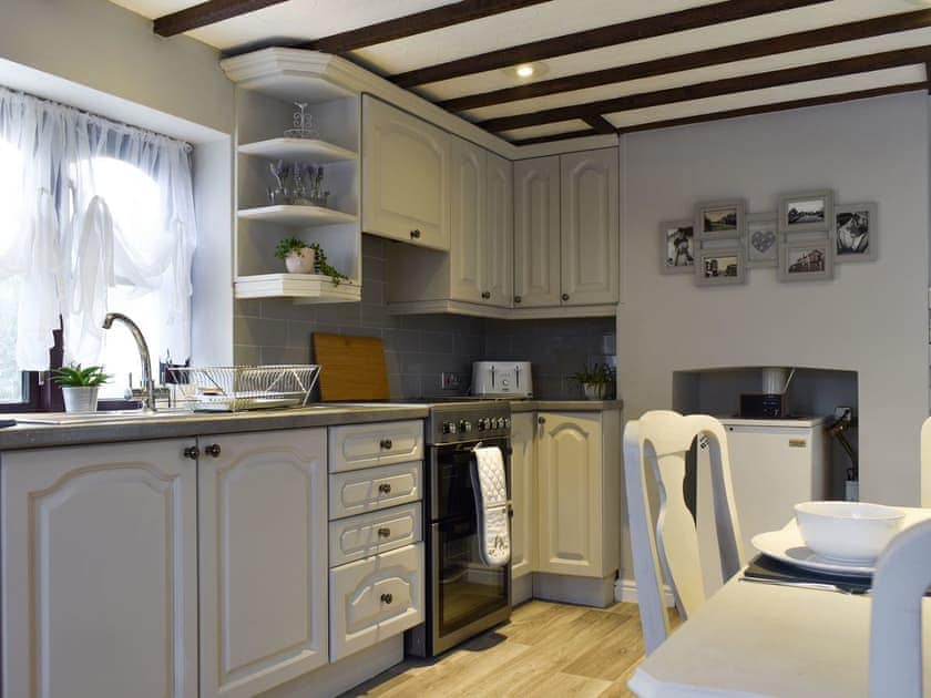 Well-equipped kitchen with dining area | Wilma Cottage, Geldeston, near Beccles