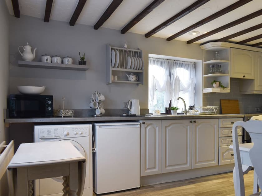 Fully appointed kitchen with dining area | Wilma Cottage, Geldeston, near Beccles