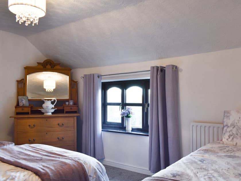 Comfortable twin bedroom | Wilma Cottage, Geldeston, near Beccles