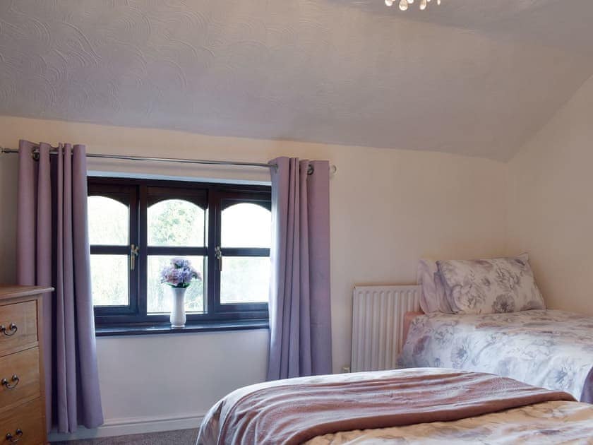 Spacious twin bedroom | Wilma Cottage, Geldeston, near Beccles