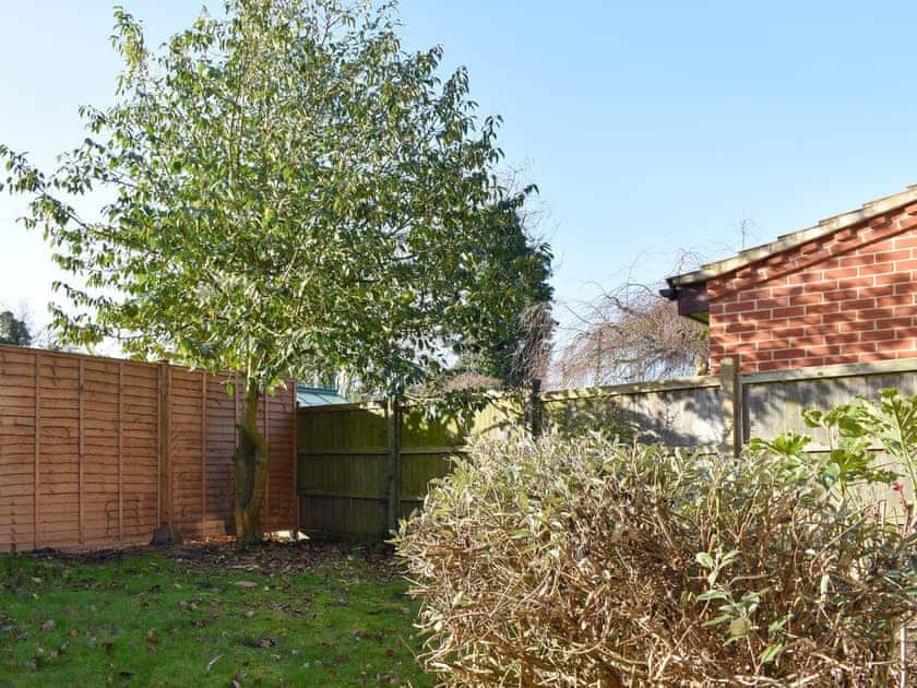 Lawned garden area | Wilma Cottage, Geldeston, near Beccles