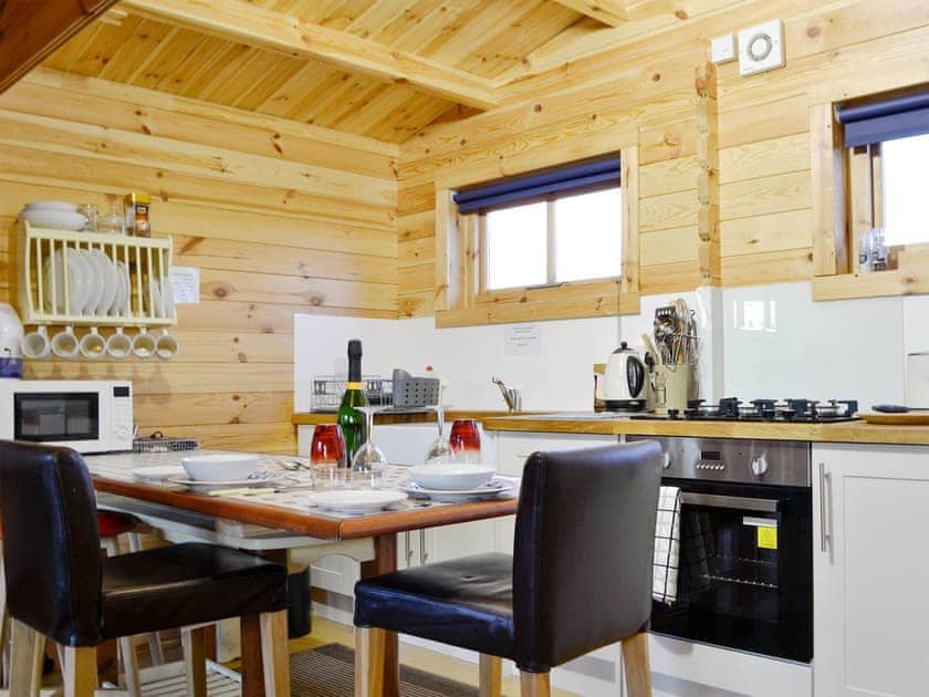 Delightful kitchen/ dining area | The Cwtch - Penrhiw Fach, Llanwnda, near Goodwick
