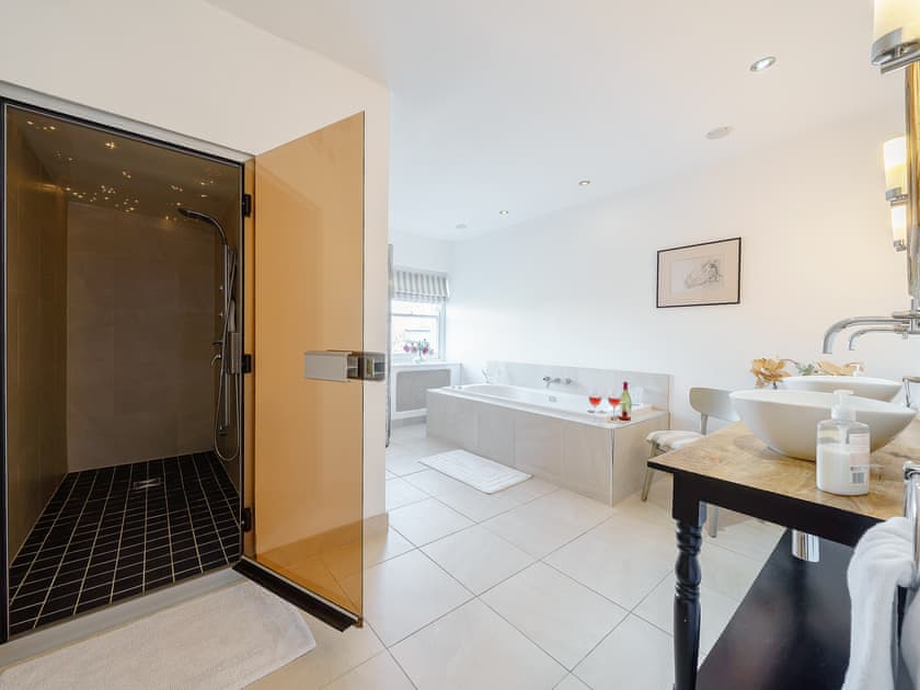 Bathroom | Sinatra Villa, Cheltenham