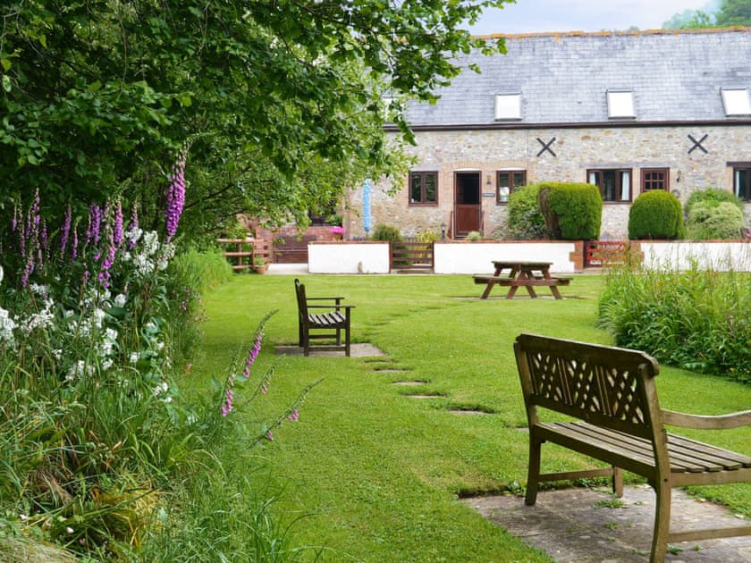 Shared garden and grounds | Clouseau Cottage - Coppers Cottages, Lyme Regis