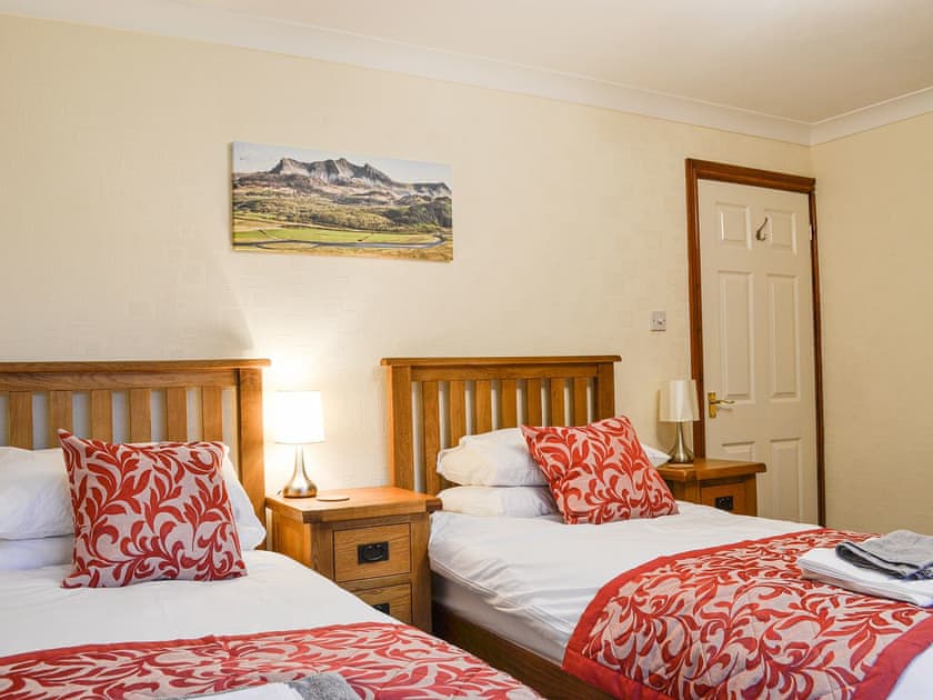 Twin beroom | Hoot House, Abergynolwyn, near Tywyn