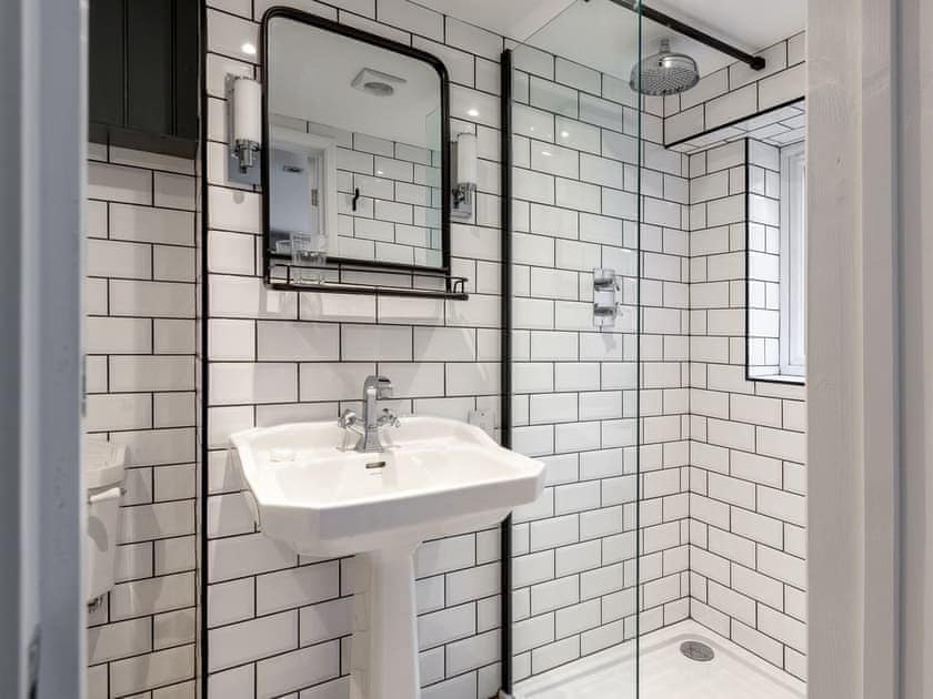 En-suite shower room | Cotillion, Salcombe