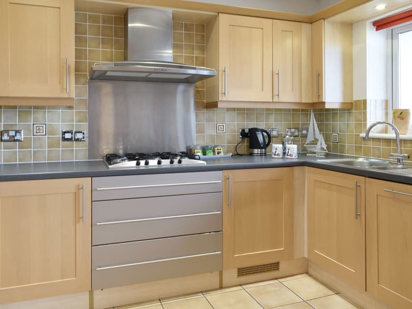 Well-equipped fitted kitchen | Kings Haven, Mount Batten, near Plymouth