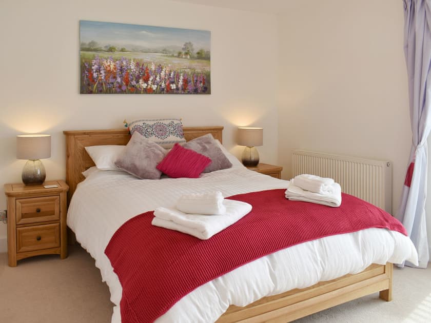 Relaxing en-suite master bedroom | Kings Haven, Mount Batten, near Plymouth
