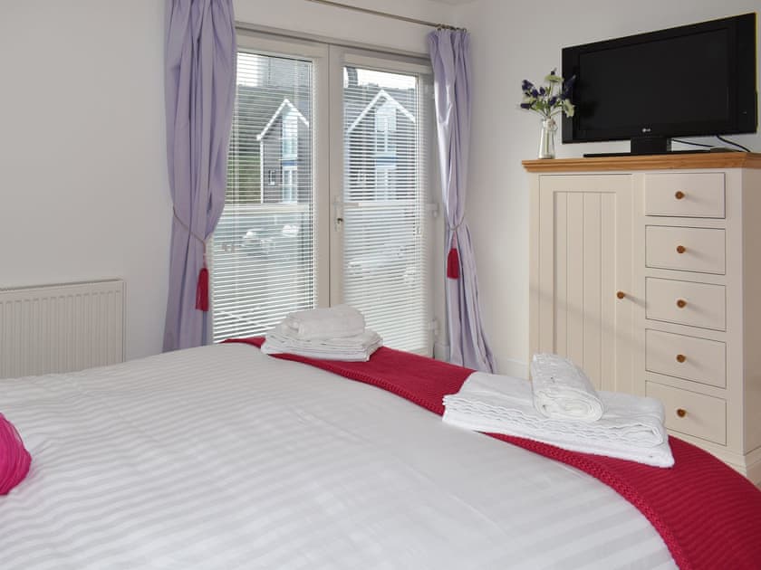 Peaceful en-suite master bedroom | Kings Haven, Mount Batten, near Plymouth