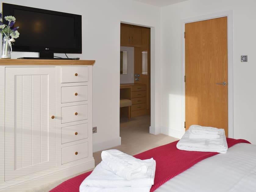 Spacious en-suite master bedroom | Kings Haven, Mount Batten, near Plymouth