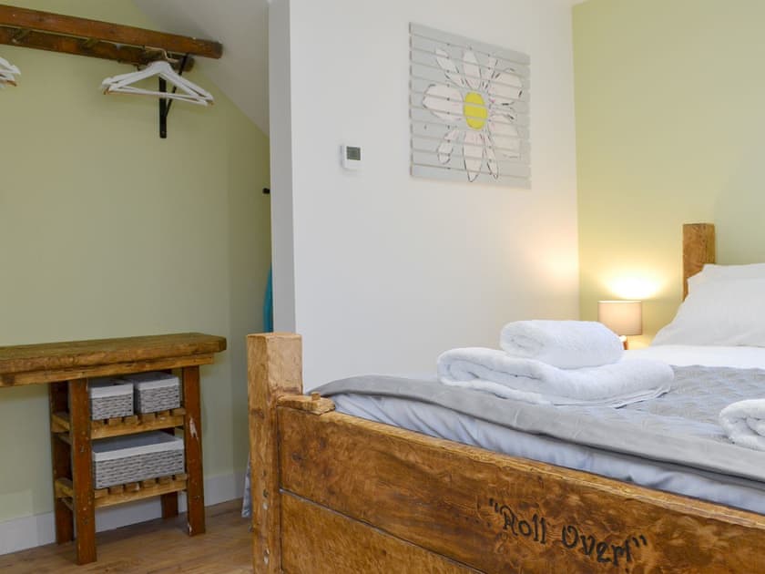 Double bedroom with en-suite | ’Ow Do - Dringhoe Hall Cottages - Dringhoe Hall Cottages, Driffield, near Bridlington