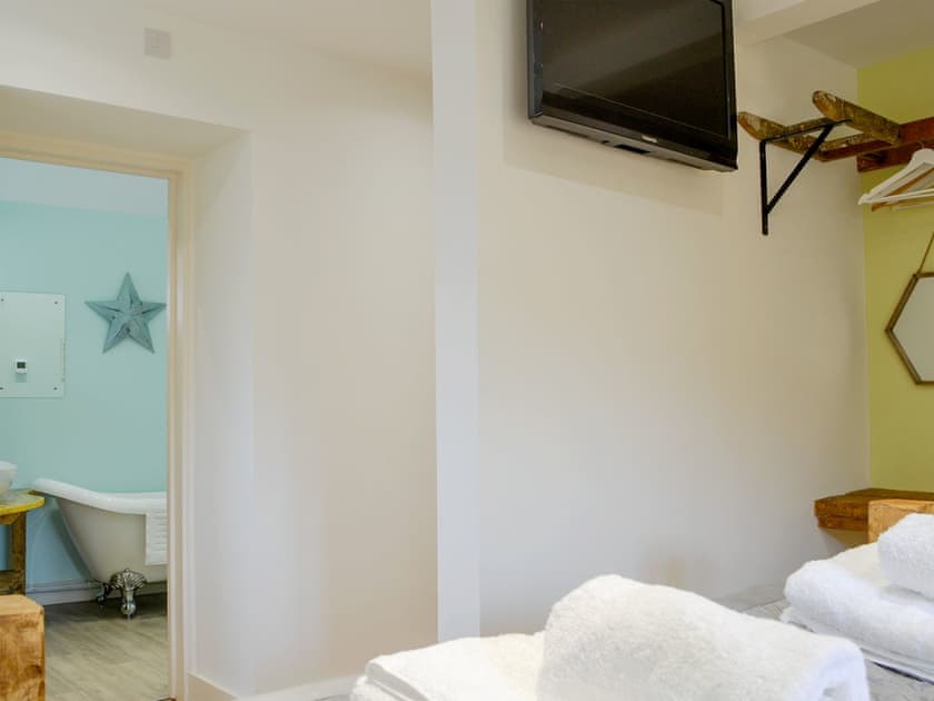 Double bedroom with en-suite | ’Ow Do - Dringhoe Hall Cottages - Dringhoe Hall Cottages, Driffield, near Bridlington