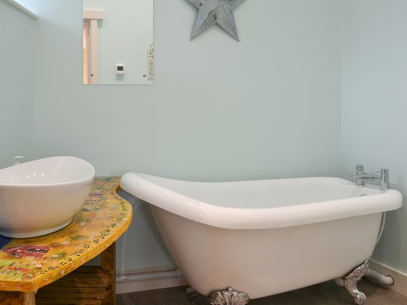 En-suite bathroom | ’Ow Do - Dringhoe Hall Cottages - Dringhoe Hall Cottages, Driffield, near Bridlington