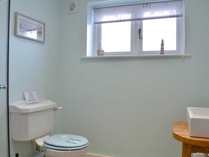En-suite bathroom | ’Ow Do - Dringhoe Hall Cottages - Dringhoe Hall Cottages, Driffield, near Bridlington