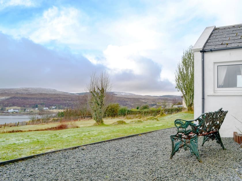 Sitting-out-area | Tote Cottage, Skeabost Bridge