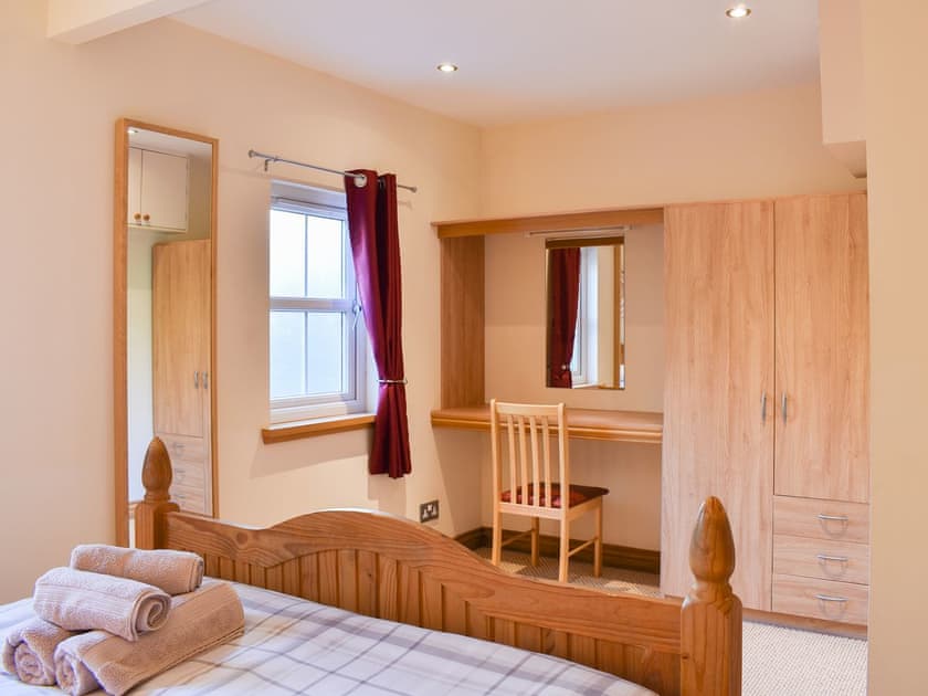 Pretty bedroom with dressing area | River Cottage - Milton, Drumnadrochit, near Inverness