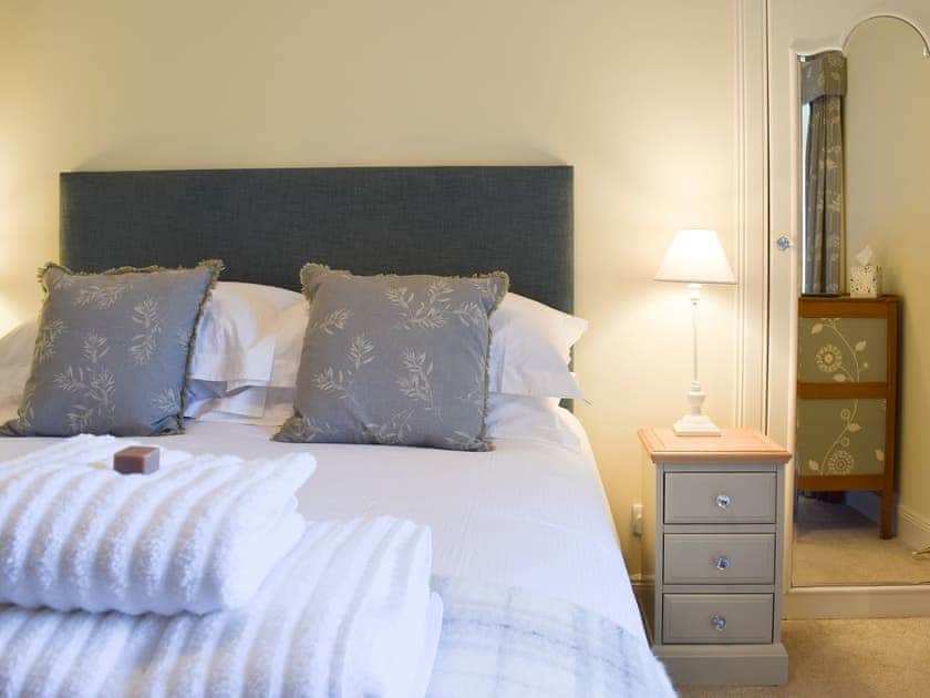 Relaxing en-suite double bedroom | The Barracks @ East Neuk Orchards - Self Catering @ East Neuk Orchards, Pittenweem, near Anstruther