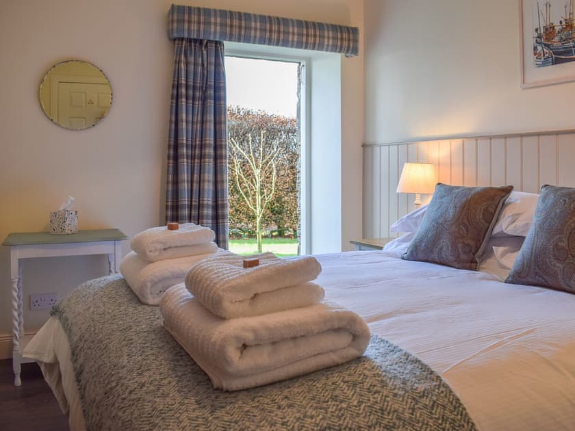 Peaceful en-suite double bedroom | The Barracks @ East Neuk Orchards - Self Catering @ East Neuk Orchards, Pittenweem, near Anstruther