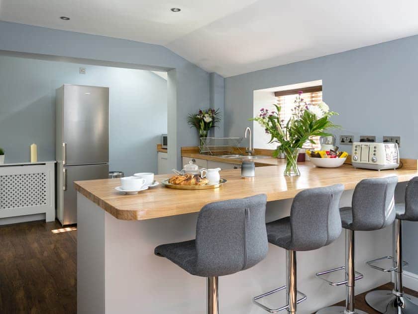 Fully appointed fitted kitchen with breakfast bar | Salomons Country Cottage, Tunbridge Wells