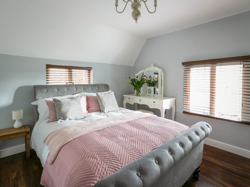Relaxing en-suite master bedroom | Salomons Country Cottage, Tunbridge Wells