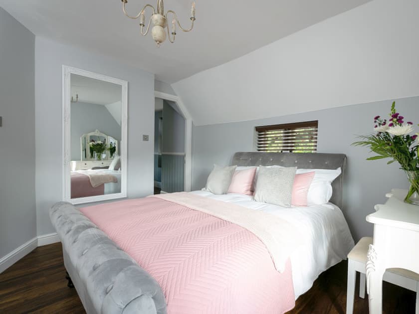 Spacious en-suite master bedroom | Salomons Country Cottage, Tunbridge Wells