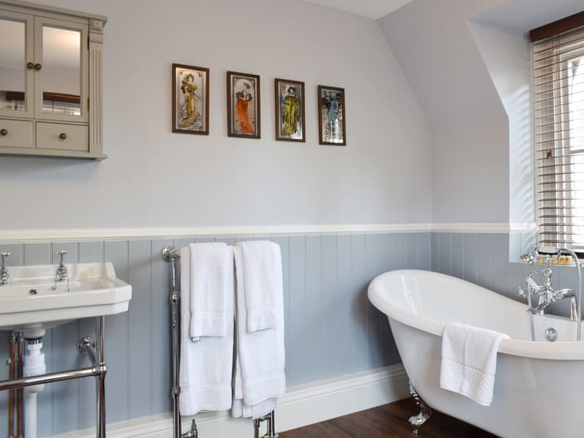 En-suite Bathroom with free standing bath | Salomons Country Cottage, Tunbridge Wells